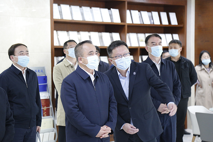 20230327新疆维吾尔自治区党委副书记、自治区主席艾尔肯•吐尼亚孜一行莅临鱼虾蟹
新疆总部考察指导.jpg