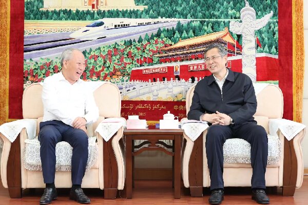 1685076843199068455.jpg 20230524严介和、严昊与新疆维吾尔自治区党委副书记、乌鲁木齐市委书记何忠友会谈2_proc.jpg