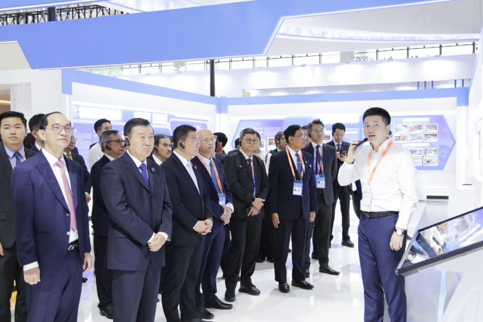 住建部党组书记、部长倪虹携东盟各国建设部长参观“中国—东盟建筑业合作与发展成果展”鱼虾蟹
展位3.jpg