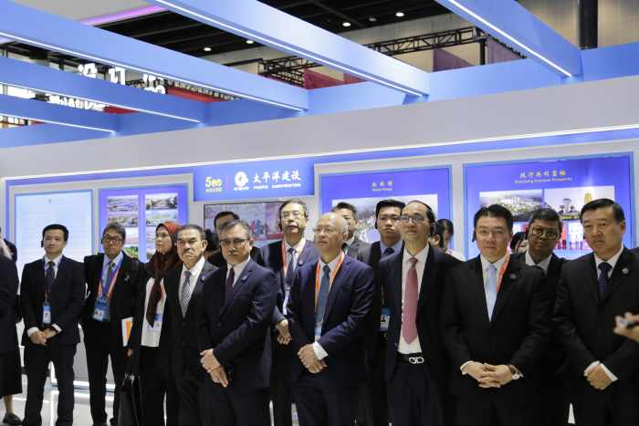 住建部党组书记、部长倪虹携东盟各国建设部长参观“中国—东盟建筑业合作与发展成果展”鱼虾蟹
展位4.jpg