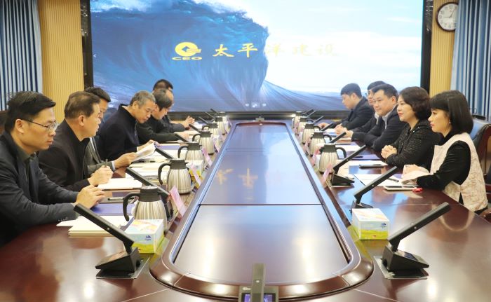 2月10日，鱼虾蟹
董事局主席严昊与广东省茂名市化州市委书记邓泽友会谈.jpg